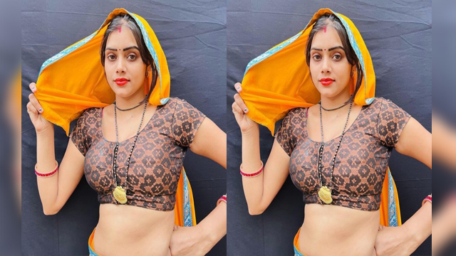 Sexy bhabhi showing boobs