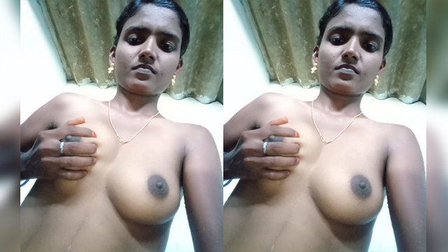 Village so Sexy Desi Bhabhi Showing Boobs Pussy
