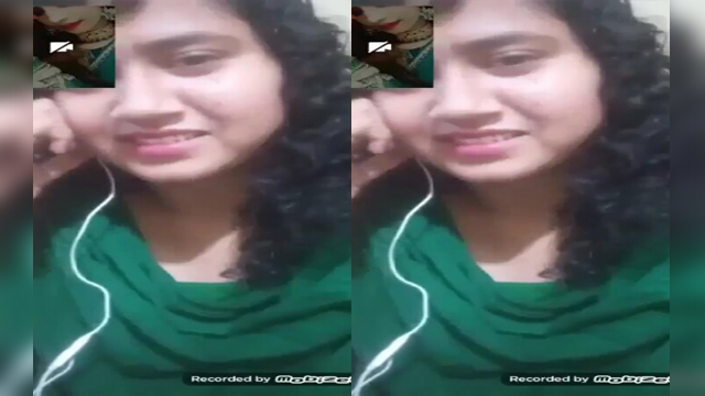 DESI VILLAGE GIRL SHOWS HER BOOBS