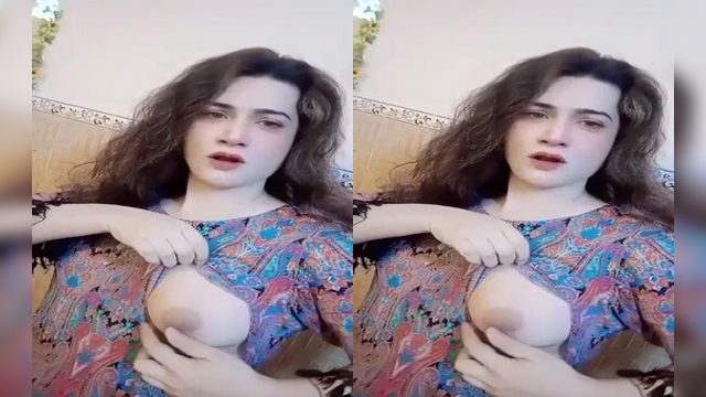 Sexy Desi girl Shows Her Boobs