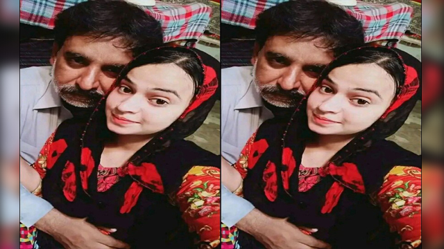 Paki Parlour Girl Showing Boob and Pussy Part1