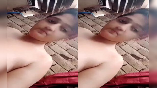 Sexy Desi Girl Shows her Big Boobs