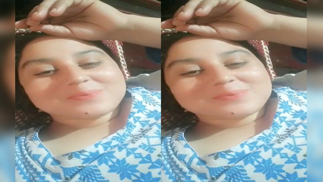 Sexy Paki Bhabhi Shows her Boobs on camera