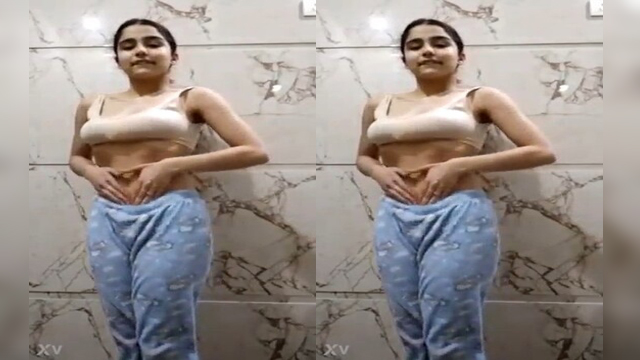 Desi girl showing boobs