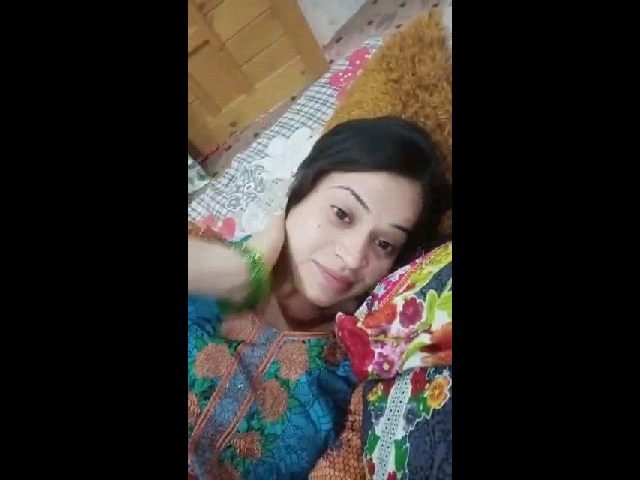 Very Beautiful Paki Sisters Having Fun sucking boobs kissing