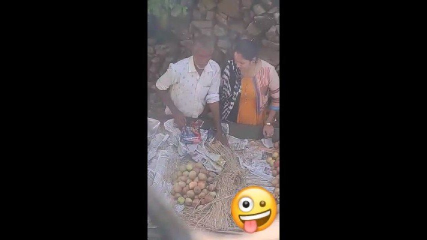 Aunty Giving handjob to apple street seller